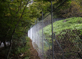 山梨県早川町雨畑ダム　侵入防止柵